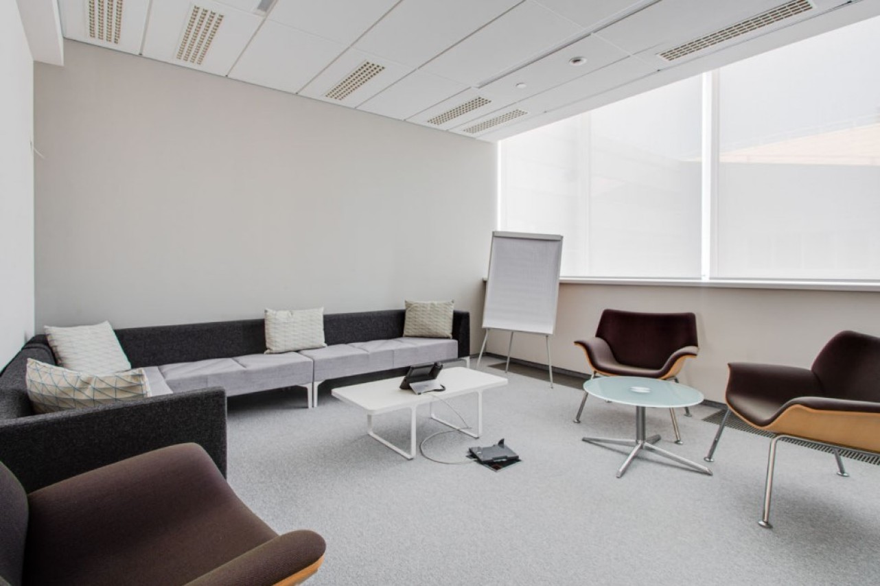 Волгоградский проспект 125. 2 этаж 6 офис. Стильный офис. Современный офис интерьер. Антресоль в здании.